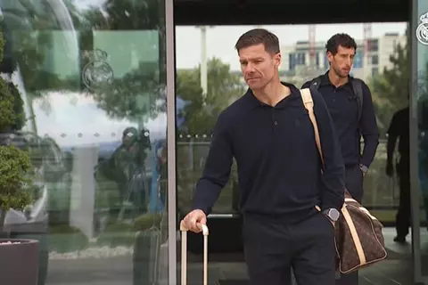 على ارتفاع 30 ألف قدم.. كيف استغل ألونسو رحلة الـ7 ساعات لمداواة جرح ريال مدريد؟